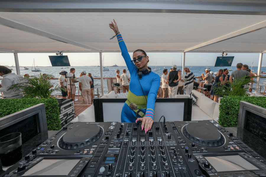 OFFICIAL SPECTATOR BOAT - PLATINUM IMAGE